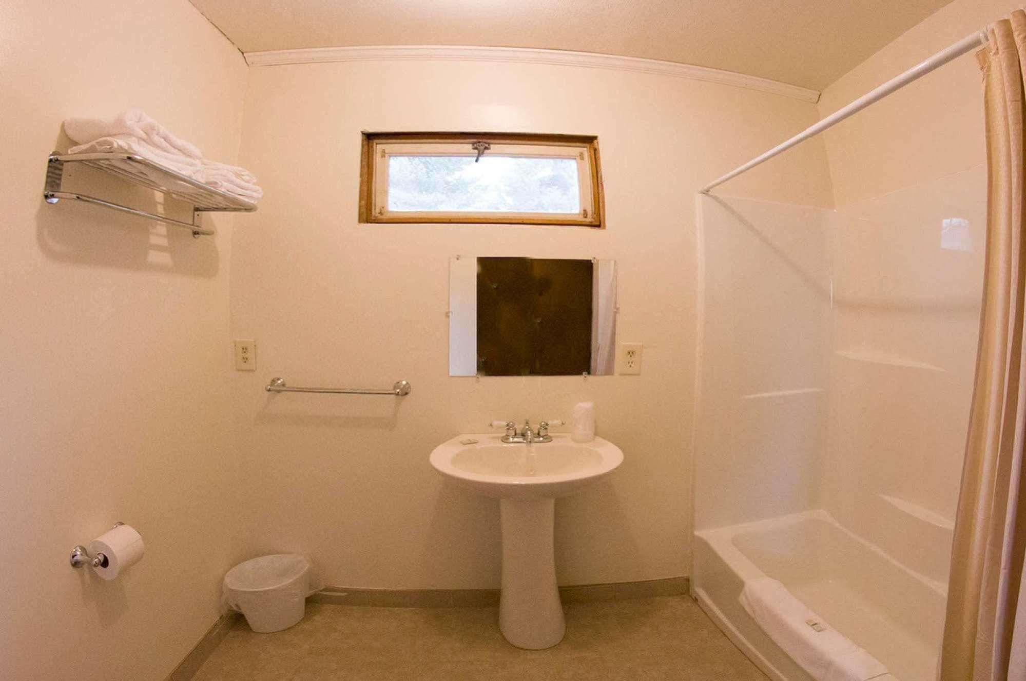 غرب يلوستون Yellowstone Holiday Motel المظهر الخارجي الصورة