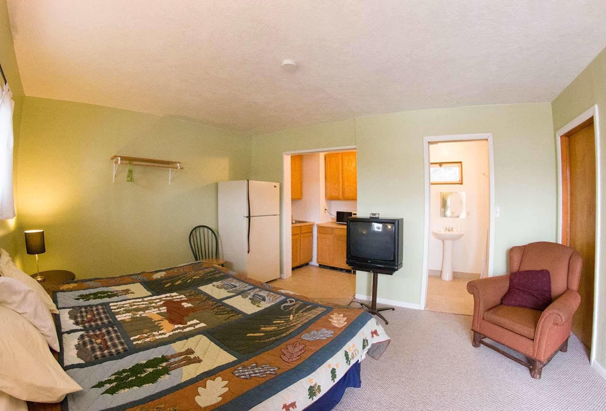 غرب يلوستون Yellowstone Holiday Motel المظهر الخارجي الصورة